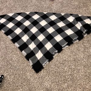 BLACK & WHITE CHECKERED BLANKET SCARF